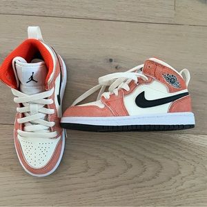 JORDAN 1 ORANGE & BLACK HIGHTOPS